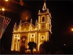 Igreja iluminada com lampadas