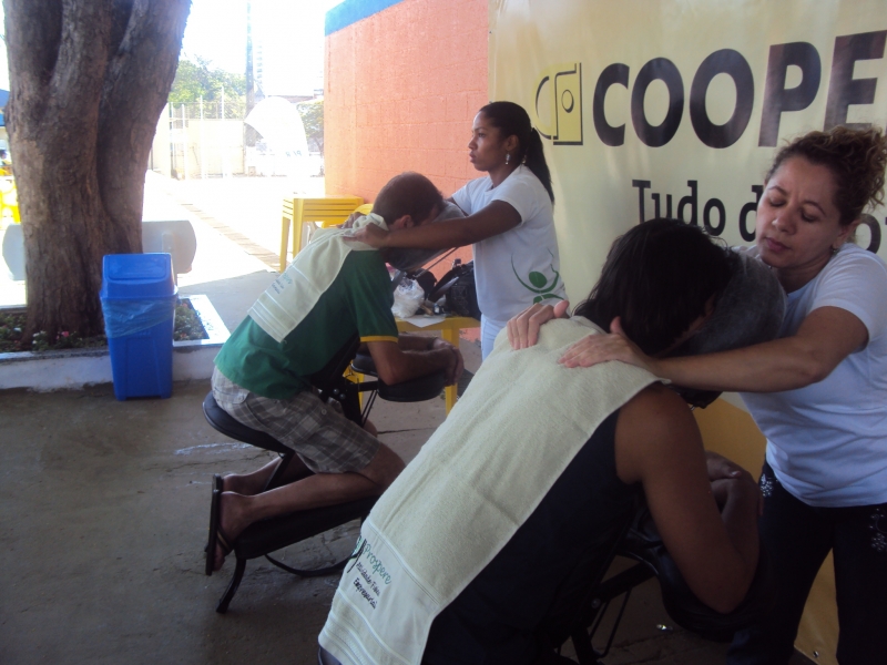 Quick Massage no Stand da Cooperforte promovido pela Scalinatta