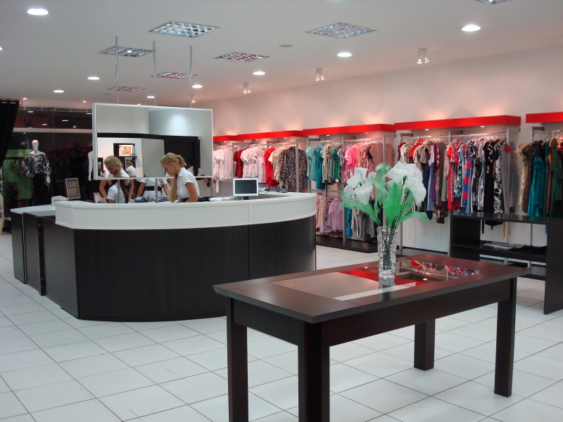 LOJA DE ROUPAS EM MDF E MADEIRA