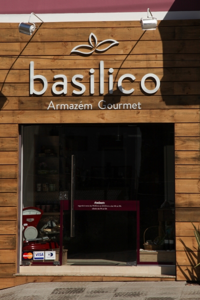 Basilico Armazm Gourmet. Entre ruas Tronca e Sarmento Leite