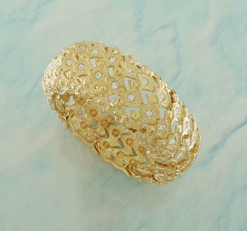 Bracelete dourado com detalhe em strass