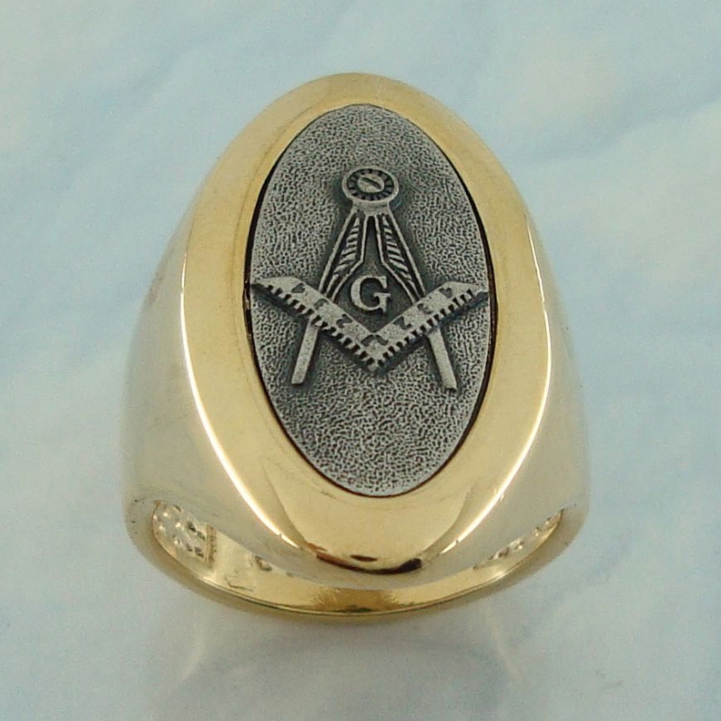 Anel maçon banhado a ouro com símbolo da maçonaria banhado em prata velha. 	