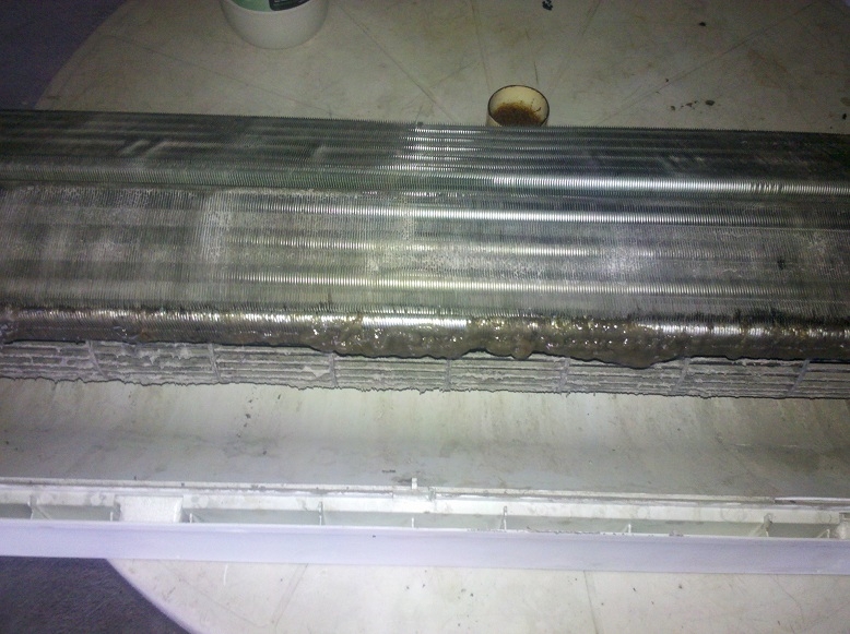 Condicionador de ar split antes da limpeza.