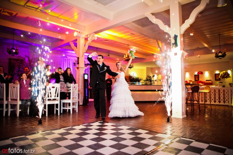 FOGOS INDOOR NA ENTRADA DOS NOIVOS - REALIZAMOS O SERVIO COMPLETO NO SEU CASAMENTO.