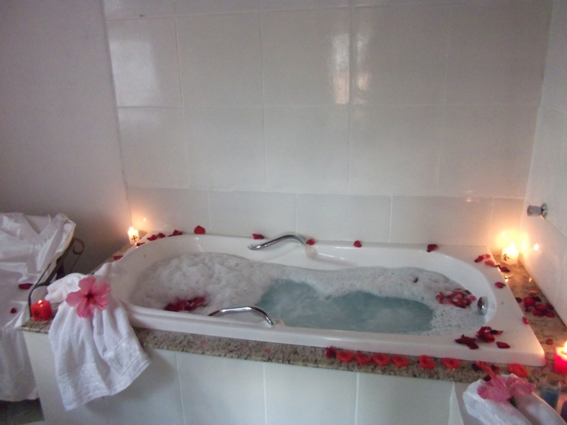 Banho de Noiva , com espuma e petálas de Rosas em Hidromassagem