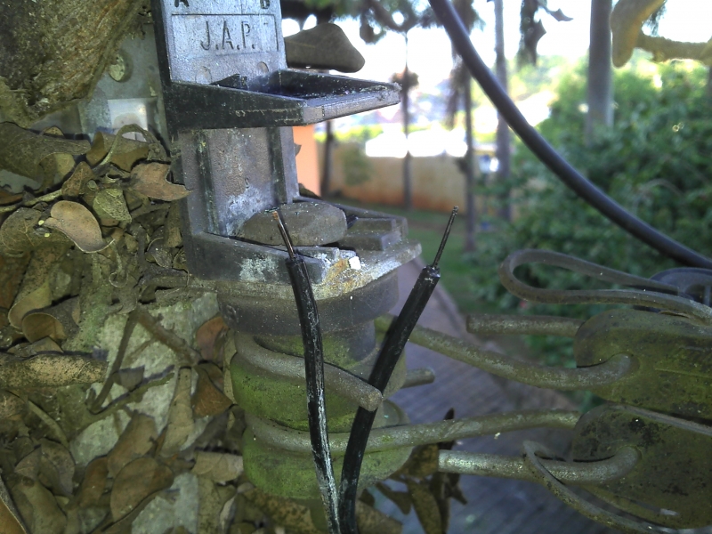 Cabo telefônico antigo de entrada totalmente oxidado. restou ligar para a Telefônica fazer a troca do cabo.
