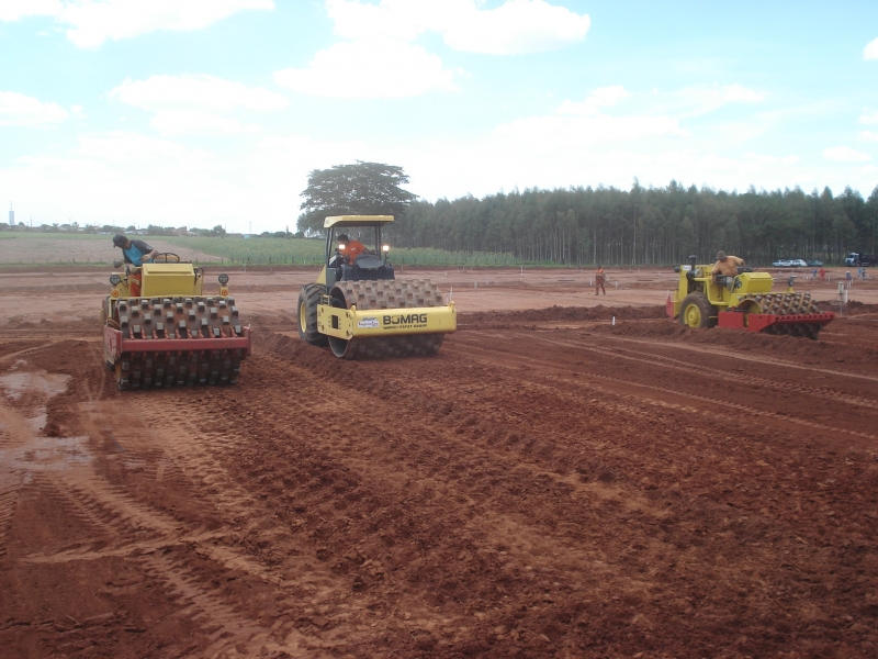 Serviços de terraplenagem com bobcat e caminhão basculante