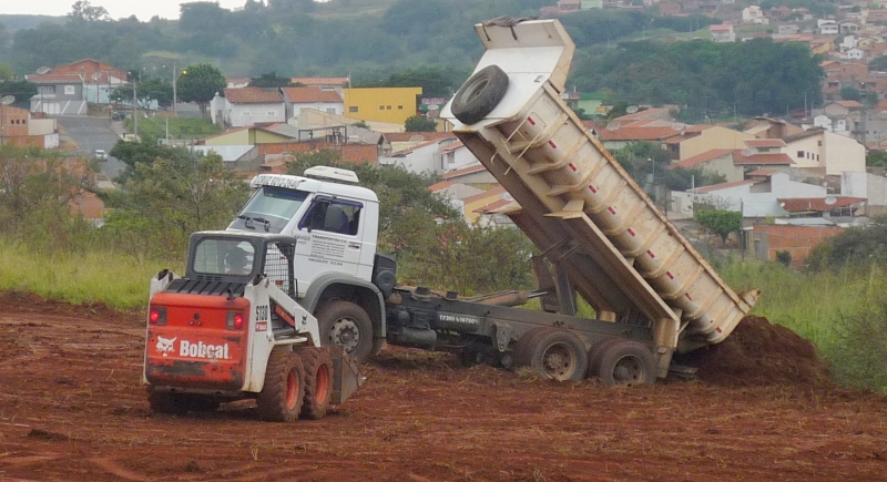 Limpeza de terrenos, buraco para piscina, aterro e entulho