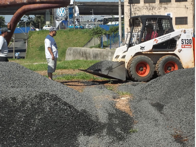 Pequenas demolições, terraplenagem, aterro e entulho