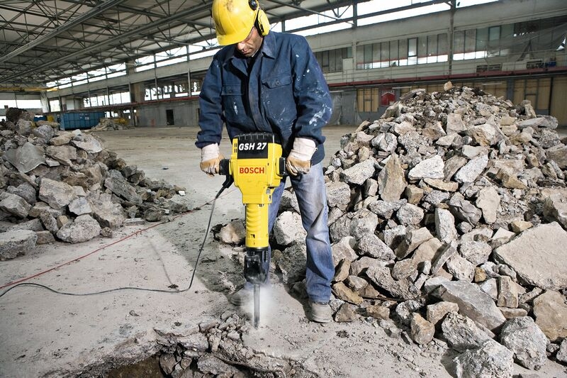 Para os trabalhos pesados de demolio. Rendimento de remoo de concreto de dureza mdia de 2.720 kg por hora. Ideal para remoo de pavimentos, cimento, concreto, etc. Impactos individuais de alta intensidade. Empunhadeiras com amortecimento antivibrao. Significativamente mais silencioso que qualquer outro pneumtico de sua classe. Escovas de carvo autodesligantes. Sistema de encaixe hexagonal.