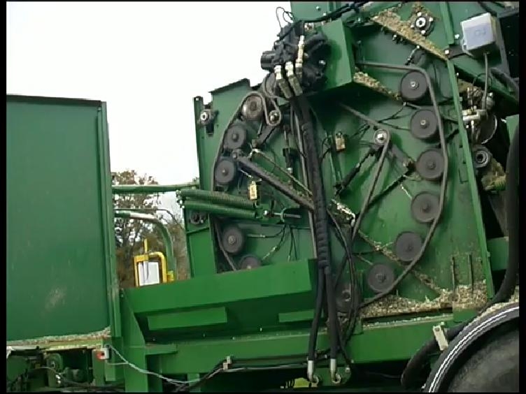 máquina de silagem de milho e otras culturas - produz 50 ton/h - fardos 960kg