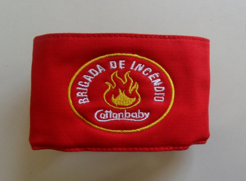 Braçadeira de identificação personalizada com emblema exclusivo da brigada de incêndio de sua empresa.