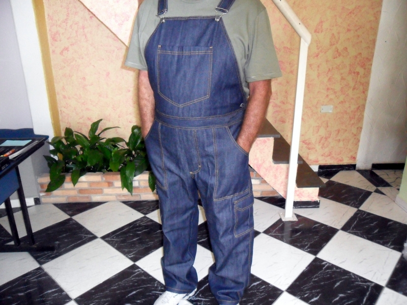 Jardineira em jeans modelo masculino