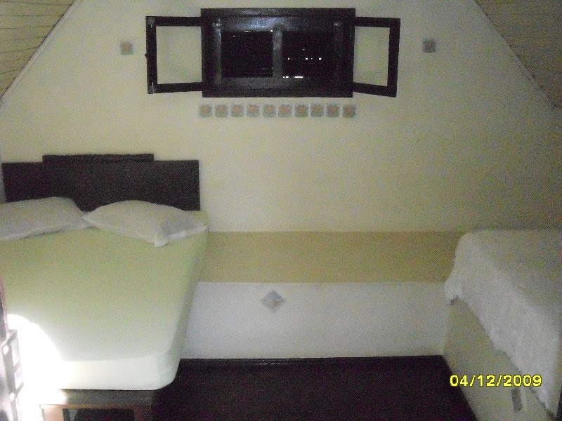 Cabana com cama de casal, solteiro, TV, ventilador de teto e banheiro compartido