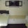 Cabana com cama de casal, solteiro, TV, ventilador de teto e banheiro compartido