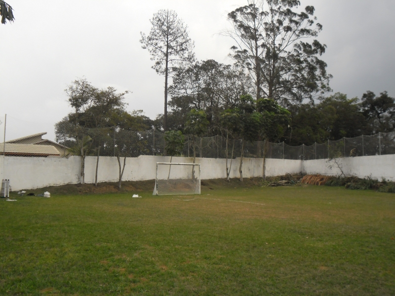 Rede em volta do muro em campo de futebol