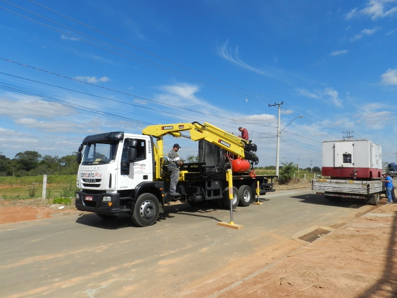 Caminhão Munck descarregando equipamento