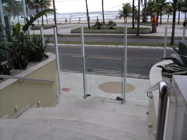 É só atravessar a Rua e esta na Praia. Apartamentos em Praia Grande é aqui