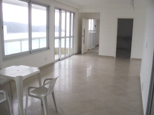 Sala ampla com fino acabamento e bela vista em Praia Grande.