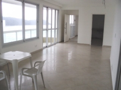 Sala ampla com fino acabamento e bela vista em praia grande.