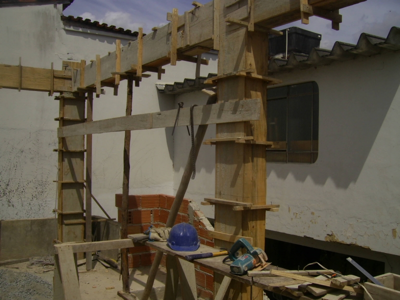 FORMAS PREPARADAS PARA RECEBER  CONCRETO ( PILARES E VIGAS AEREAS) .