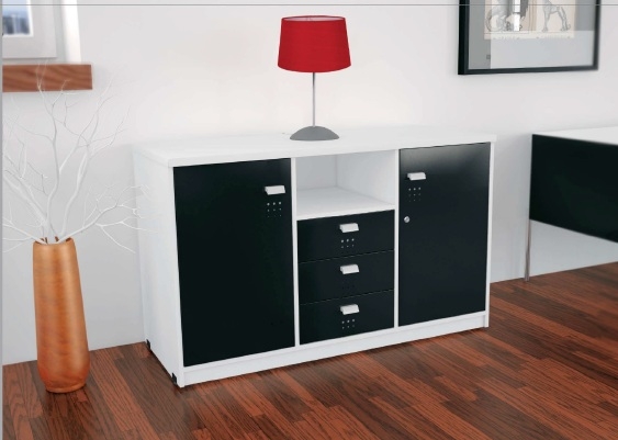 Credenza branca com portas preta