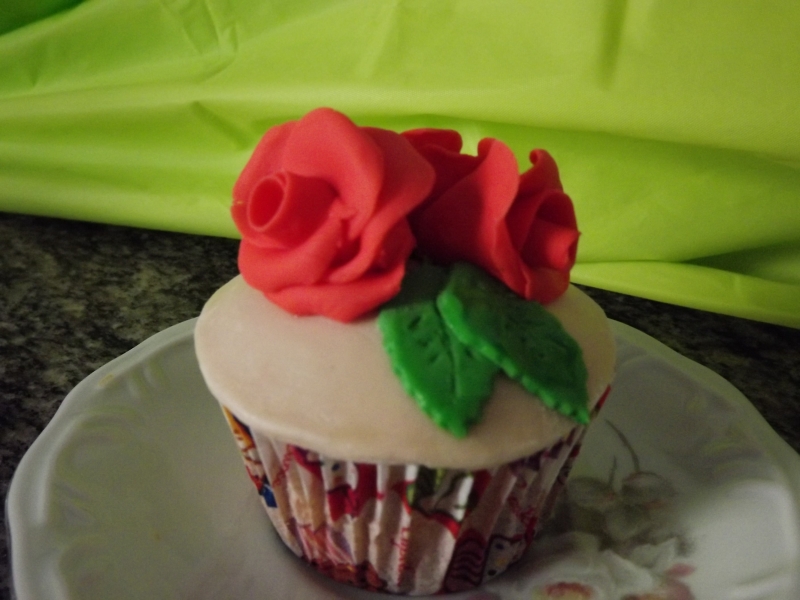 Cupcake rosas em pasta americana com recheio ma e canela