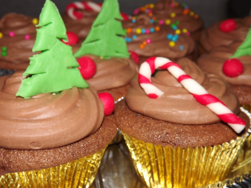 Cupcakes natalinos recheados com ganache de chocolate