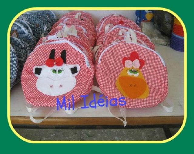 Mochilas ou bornais em tecido.