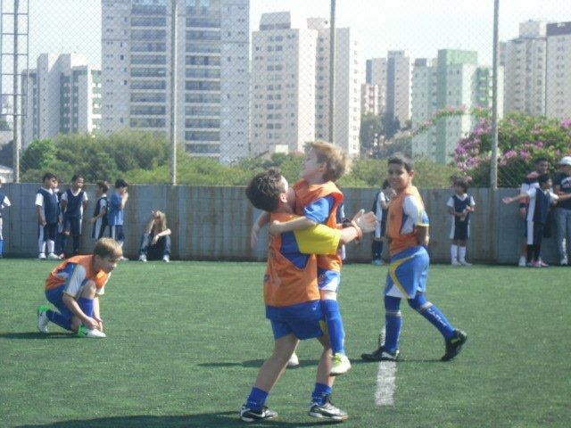 Faz o gol e corre pro abrao!