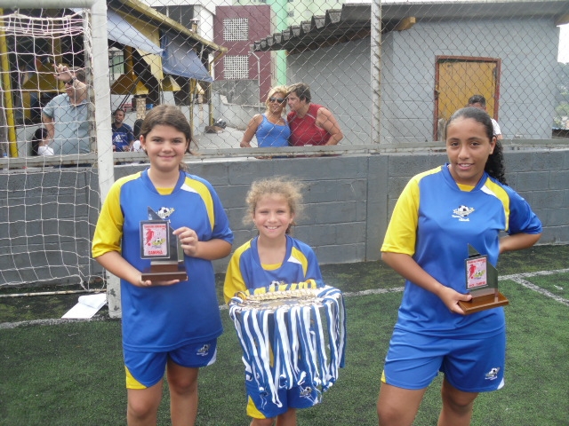 Meninas da Olímpia ajudando na premiação!