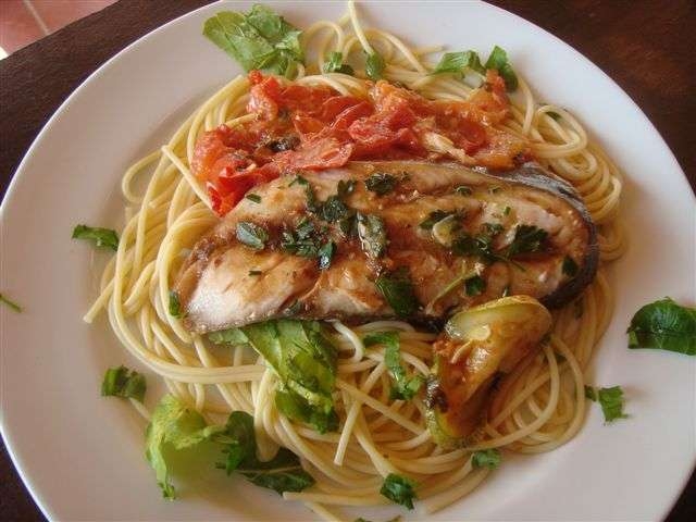 Espagueti e posta de peixe com ervas e molho de tomate