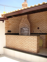 Churrasqueira , balcão e telhado