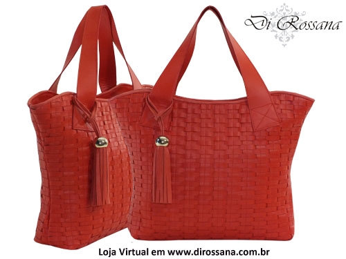 Bolsas em tressê de couro fabricadas artesanalmente sempre são destaques na moda feminina. Esse trabalho manual merece evidência, pois cada peça é feita com muito cuidado por artesãos com anos de experiência. Podem compor looks casuais ou glamorosos, isso depende do gosto e estilo de quem irá usar uma peça. São produtos luxuosos e refinados feitos através de uma técnica que reflete a tendência de valorização de peças artesanais.