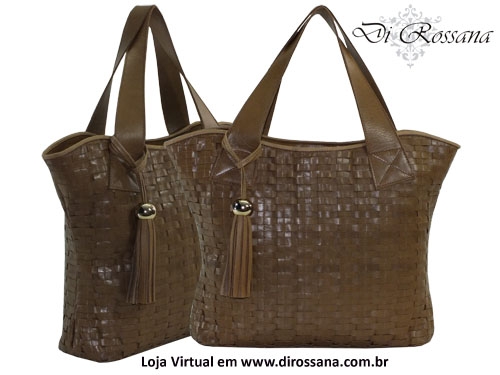 Bolsas em tressê de couro fabricadas artesanalmente sempre são destaques na moda feminina. Esse trabalho manual merece evidência, pois cada peça é feita com muito cuidado por artesãos com anos de experiência. Podem compor looks casuais ou glamorosos, isso depende do gosto e estilo de quem irá usar uma peça. São produtos luxuosos e refinados feitos através de uma técnica que reflete a tendência de valorização de peças artesanais.