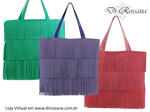 As bolsas de franjas reaparecem diretamente dos anos 70, misturam vários estilos como o hippie e o rock. Não existe regra na hora de montar o look com a bolsas de franjas, pois elas permitem combinação com vestidos, jeans, botas pesadas,  sandálias e muito mais. Acesse a Loja Virtual Di Rossana e garanta já a sua.