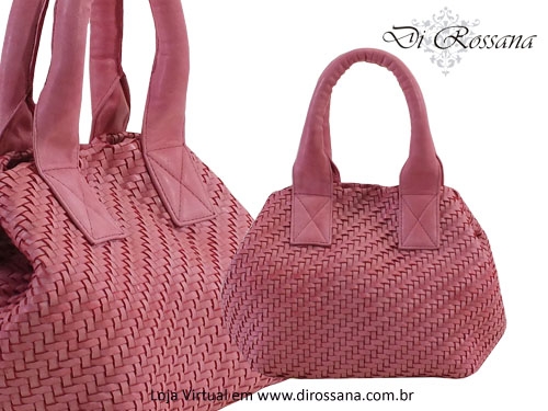 A bolsa de mão ou braço é uma ótima opção para não definir uma parte específica do corpo. Não tem limitações de uso é um curinga, fica ótima para todos os tipos físicos. São modelos excelentes para quem quer sair do básico e deixam a mulher mais chique e elegante. Aproveite e garanta já a sua!