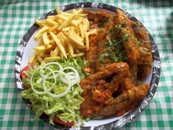 Peixe frito c/molho de camarão, arroz, pirão, fritas e salada