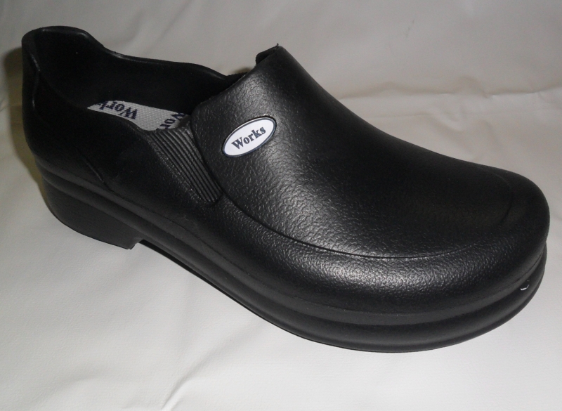 Sapato impermeavel com solado antiderrapante para limpeza e manutencao