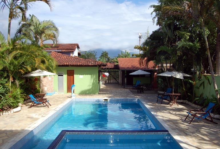 Piscina para adultos e setor infantil