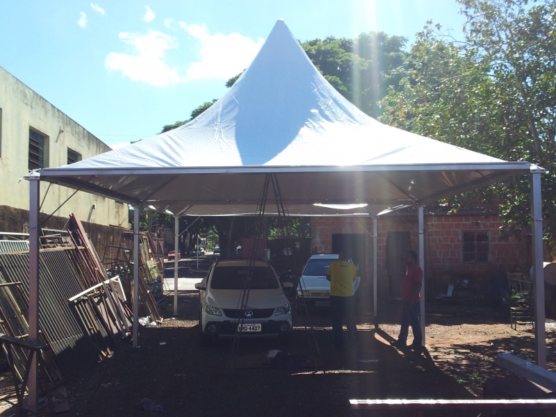 Tenda 5x5 - Modelo Chapeu de Bruxa - Sistema de Calha - Escoamento pelos pes de apoio