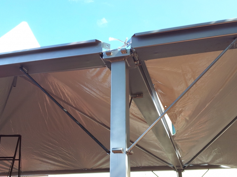 Tenda 5x5 - Modelo Chapeu de Bruxa - Sistema de Calha - Escoamento pelos pes de apoio - Proporcionando melhor cobertura para sua festa ou evento