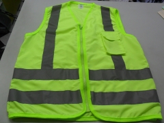 Colete refletivo em tecido poliéster verde fluor, para identificação de funcionários em obras da construção civil, rodovias, estacionamentos e eventos em geral.
