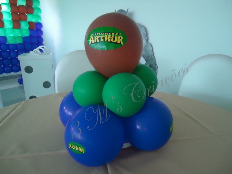Centro de mesa com balões Festa do Hulk
