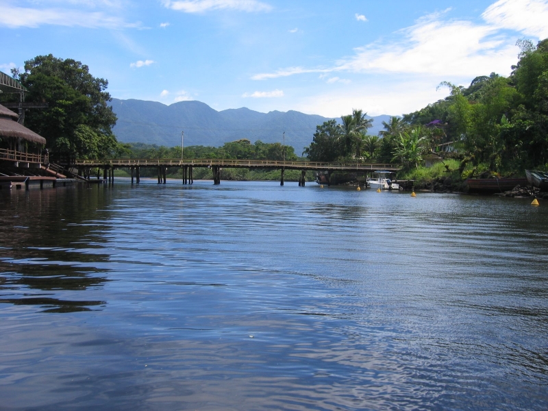 A Ponte de madera sobre o Rio Una.