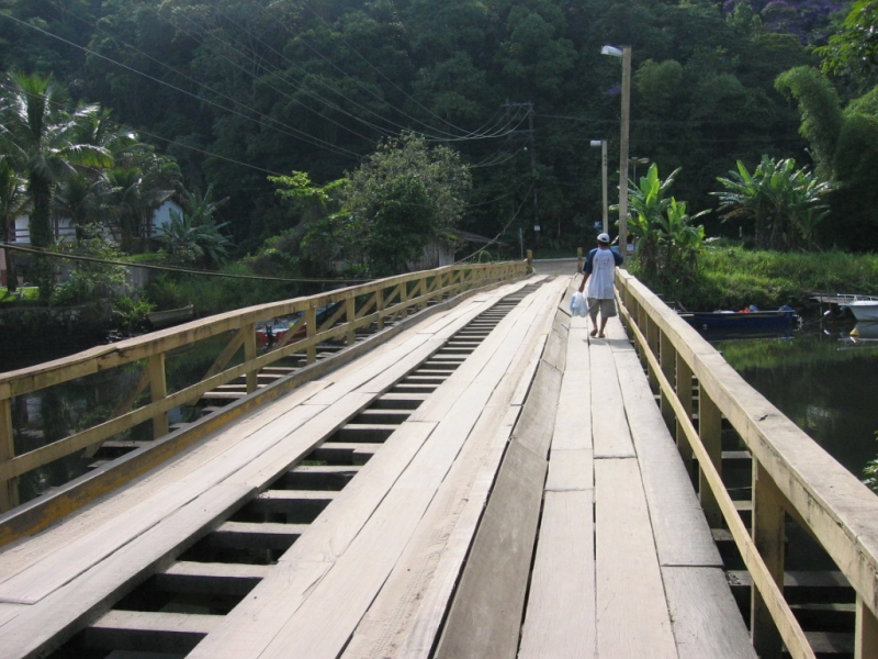 A Ponte de madera sobre o Rio Una.