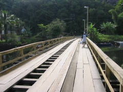 A ponte de madera sobre o rio una.