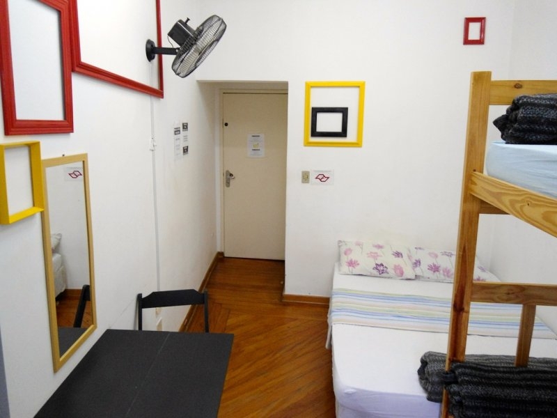 Quarto casal, com espaço para até 4 pessoas, banheiro coletivo.