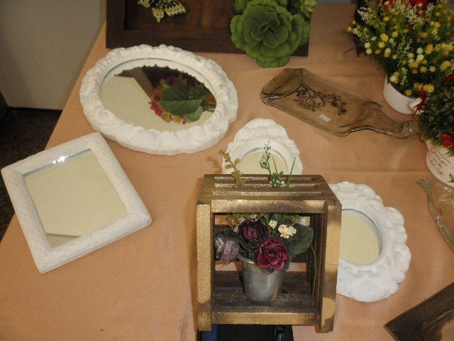 espelhos em gesso e caixa em mdf com arranjo floral