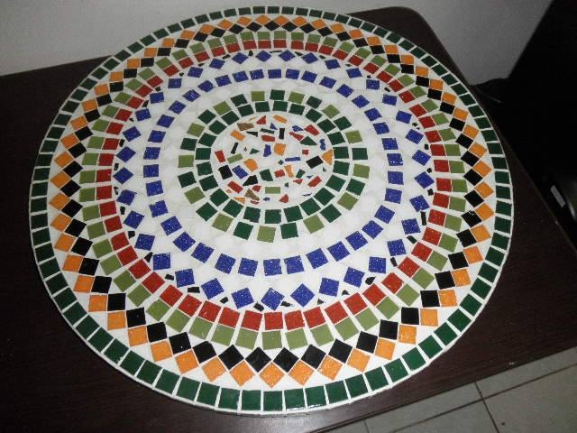 prato giratório para mesa feito com técnica de mosaico.